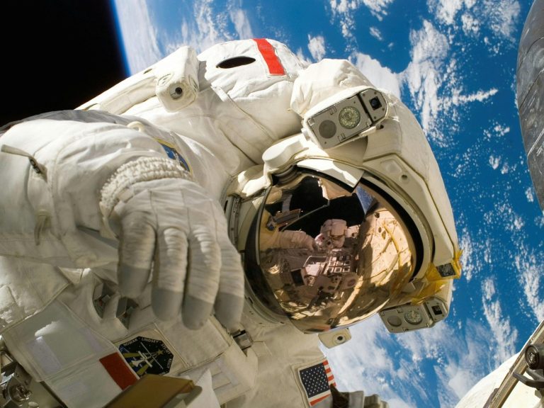 Astronaut im Weltraum mit Erde im Hintergrund.